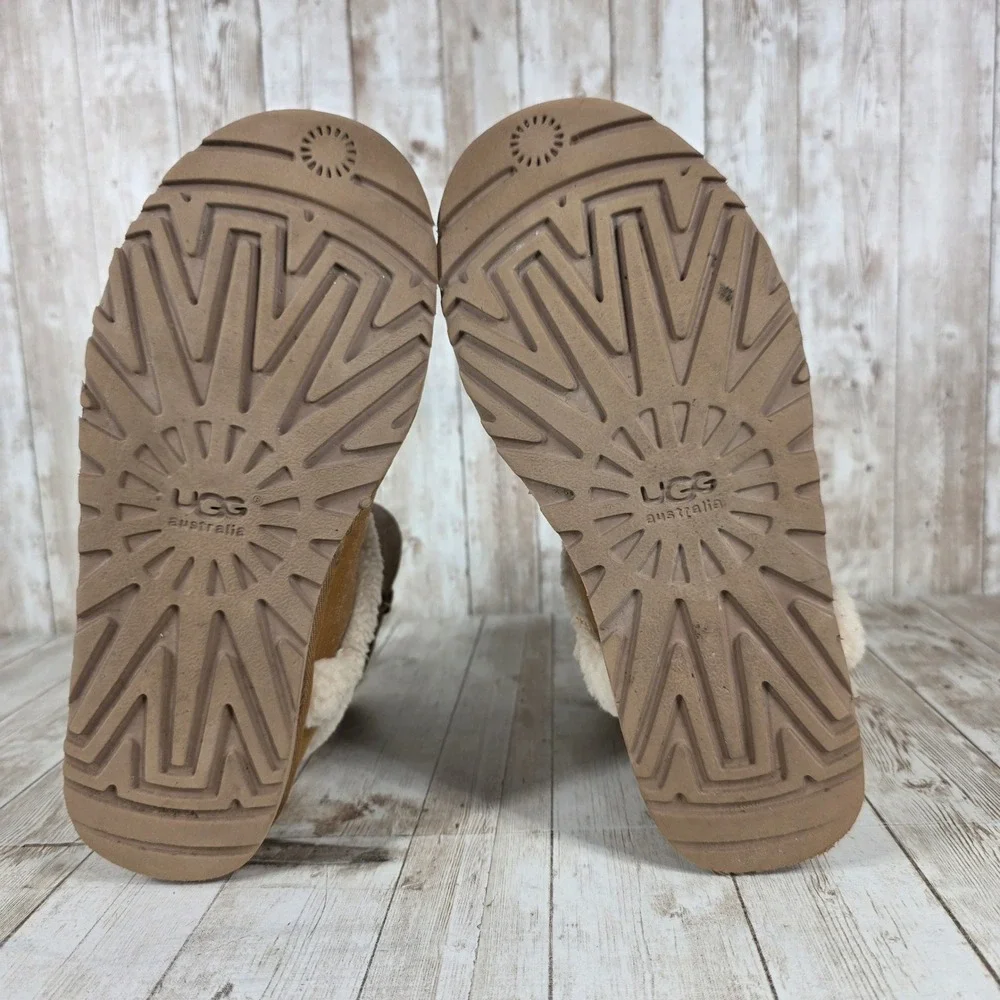 UGG Australia Women's Classic Short Bailey Button Chestnut Sheepskin Size‎ 6
